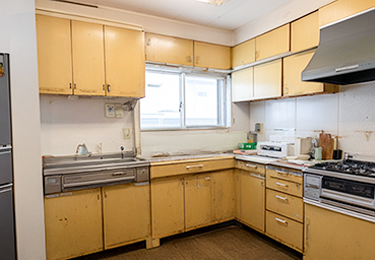 築年数が経ち、キッチン全体が古く見える方のイメージ